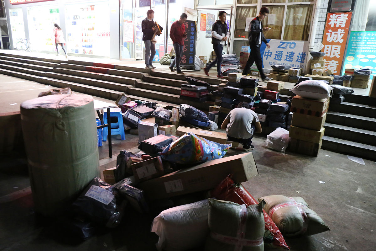 提出研究高校校园快递存在的问题及对策具有现实意义。此次通过对校内各类快递点的现场调研、问卷调查、数据分析等方法,深入了解校内快递存在的各种问题,并在调研的基础上换个表达