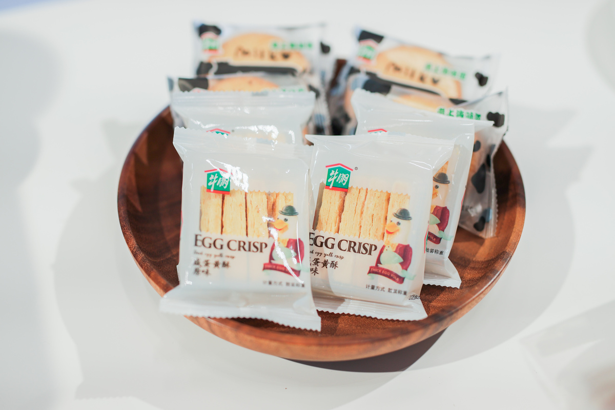 分三段清晰地描述帕玛森奶酪的味道