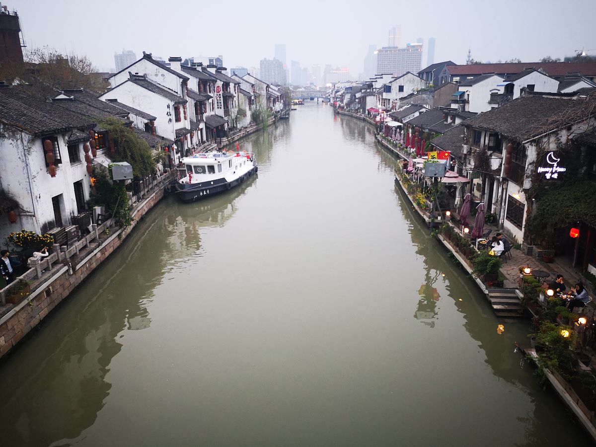 2019年3月29日,江苏无锡,古石板铺就的南长街,红灯高挂,古色古香.