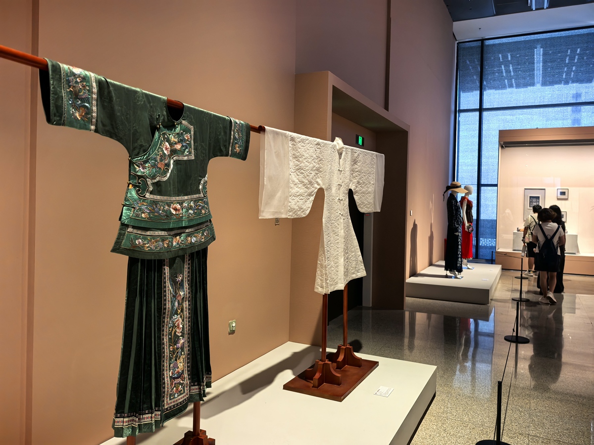 Chinese Costume EnglishA Brief Introduction to Chinese Clothing China is one of the world’s oldest civilized countries In the 5000 years history of Chinese civilization clothing constitutes an importa