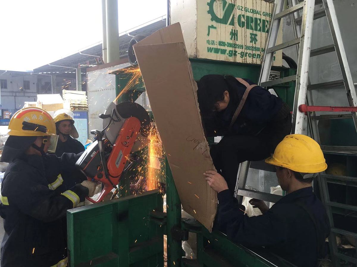 粘箱机的危险有害因素