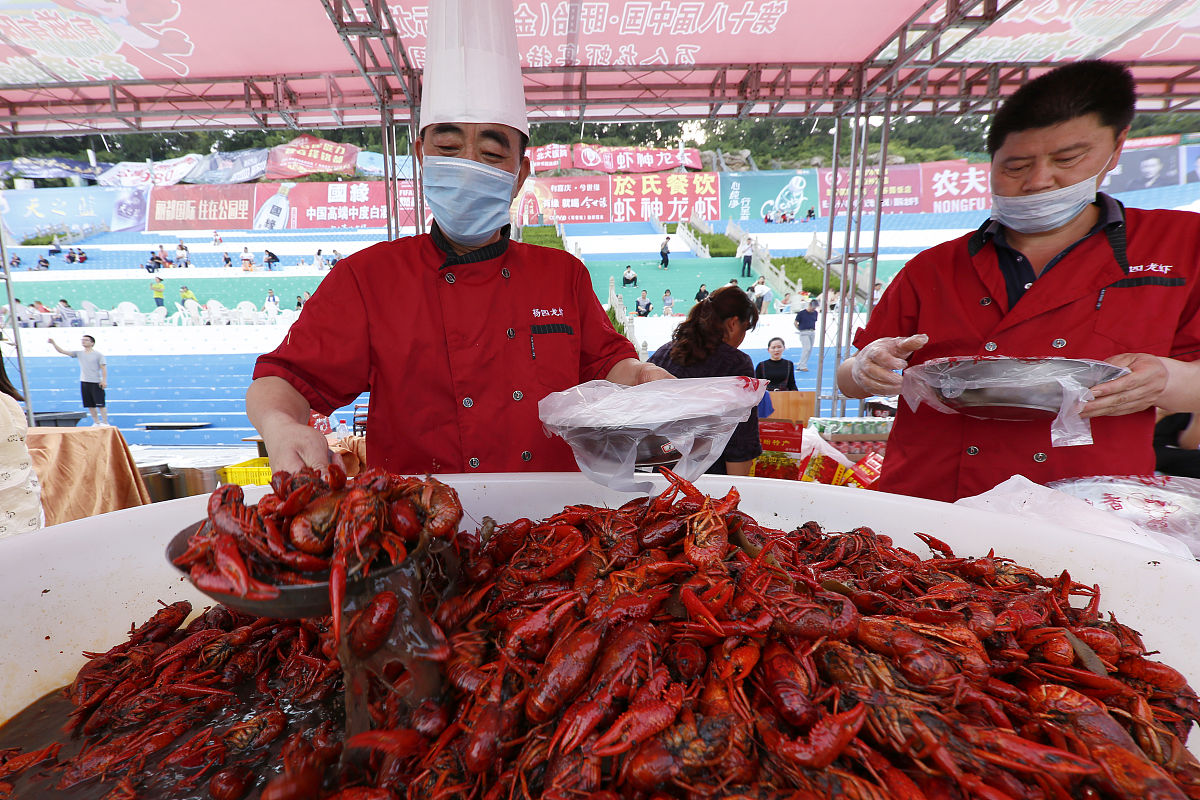 「集体高薪」潜江首届小龙虾学院大学生毕业