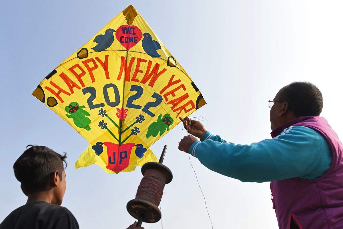 当地时间2021年12月31日,印度阿姆利则,当地民众制作并放飞风筝庆祝20