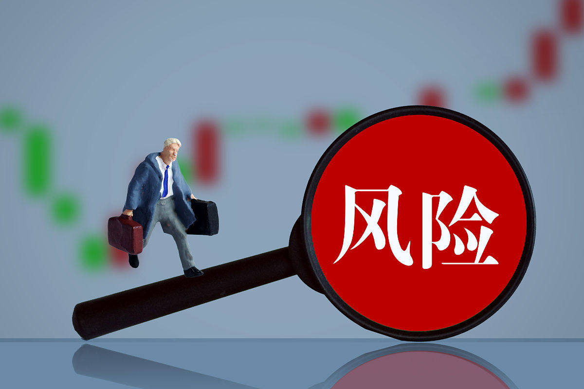 个人防范化解重大风险工作有差距。一是、二是