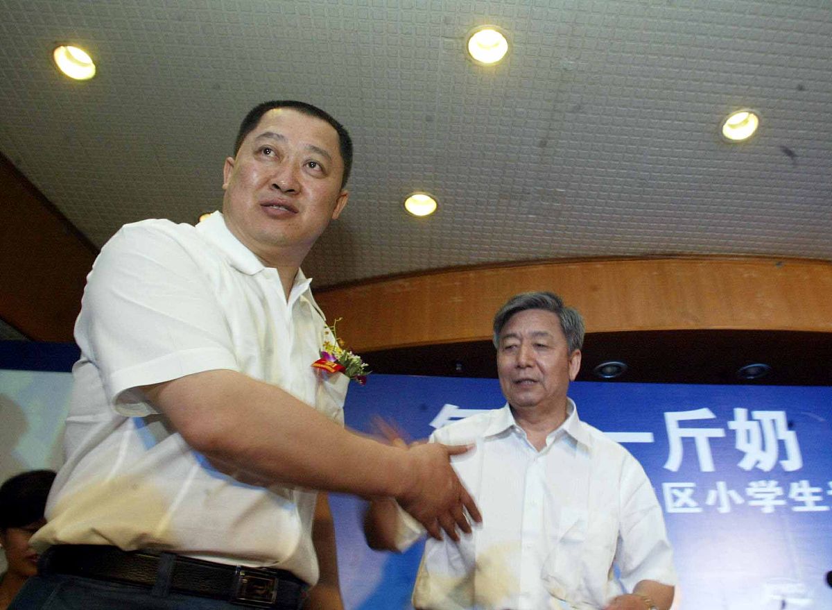 2006年6月7日,为了让全国500所贫困小学学生喝上牛奶,蒙牛乳业联手中
