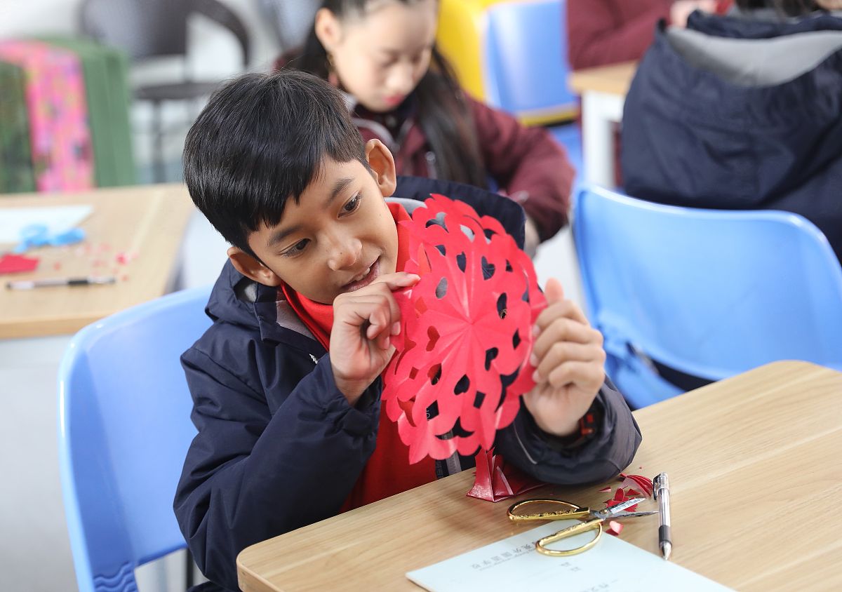 剪纸活动目的：培养手工能力、提高专注力、激发创意