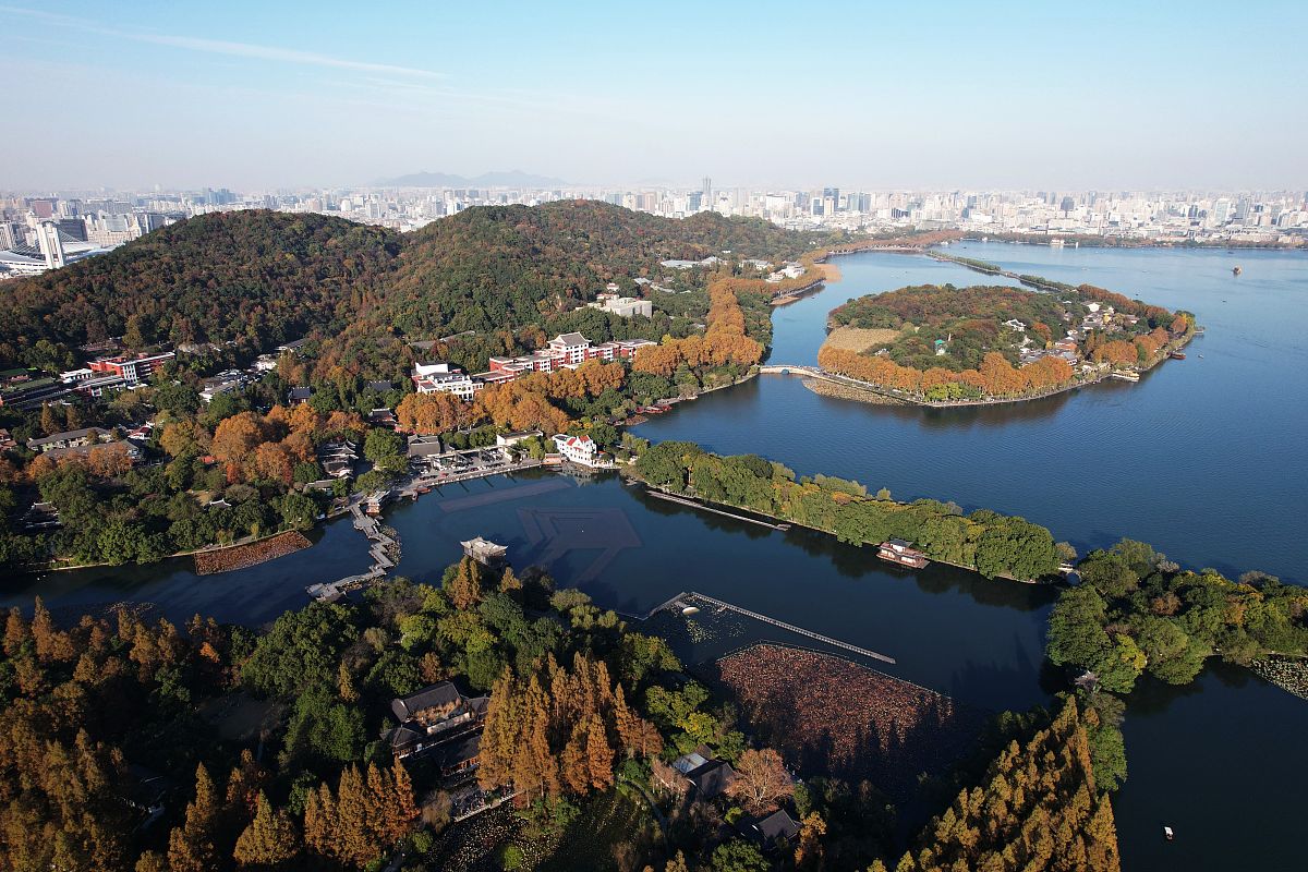 2021年11月24日,杭州,深秋时节的西湖层林尽染,色彩斑斓.