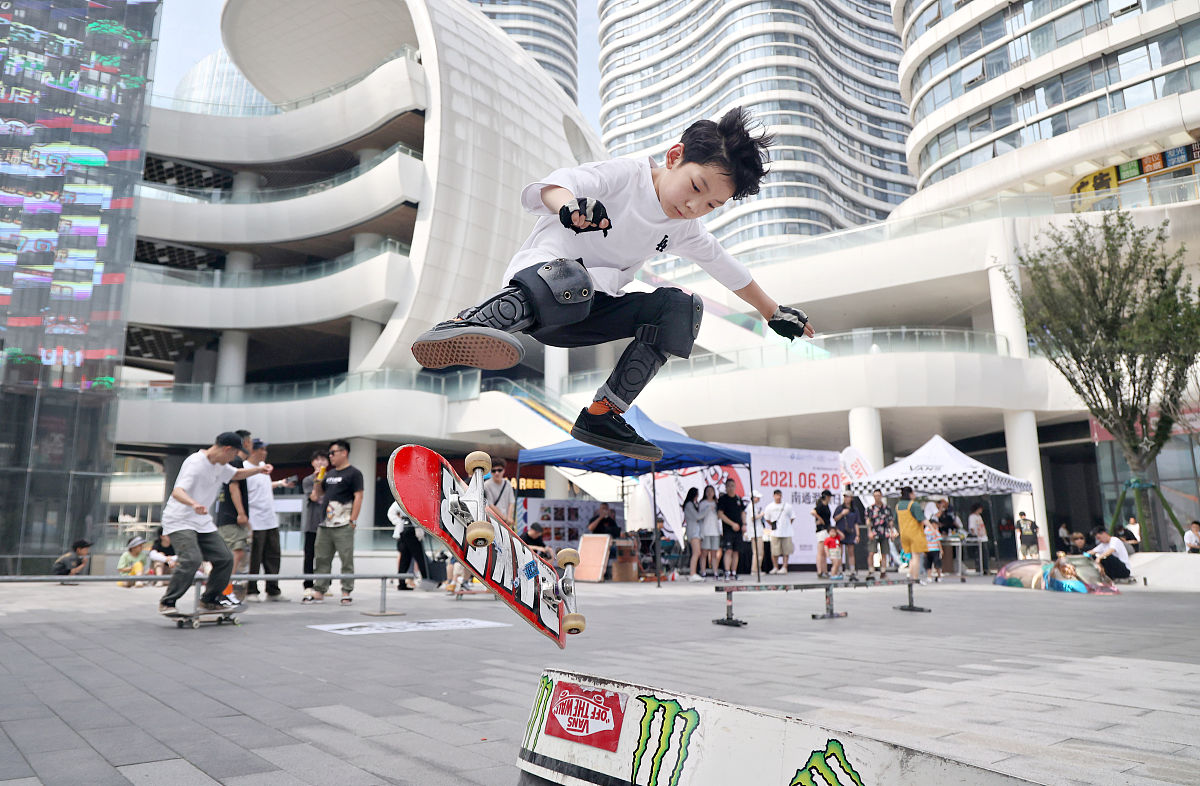 杭州亚运会滑板街式：崔宸曦、曾文蕙包揽金银！