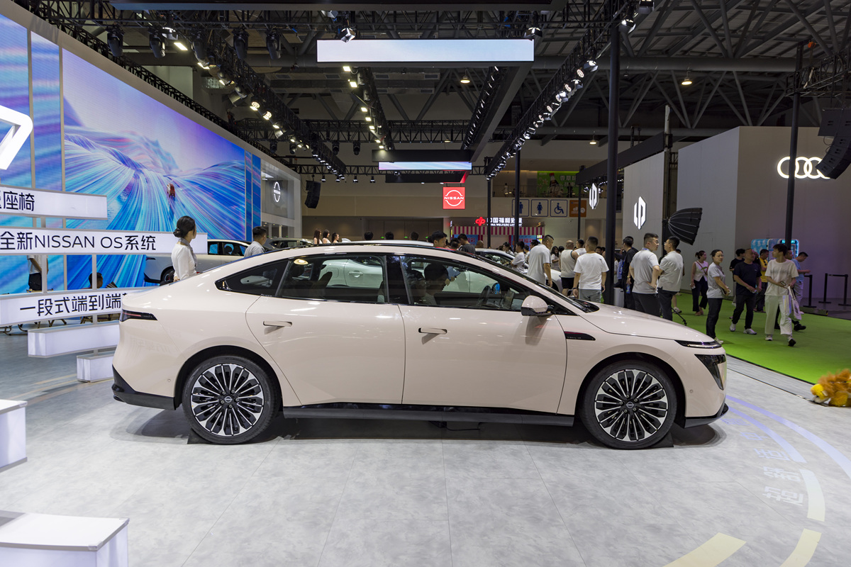 写一篇关于秦plus dmi 2023冠军版的评测文章，要求，内饰评价，内饰插图，内饰材质，外观评价，外观设计，动力介绍，油耗评测