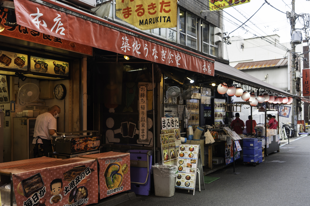 请描写一下一个日本村镇的街道繁荣的画面
