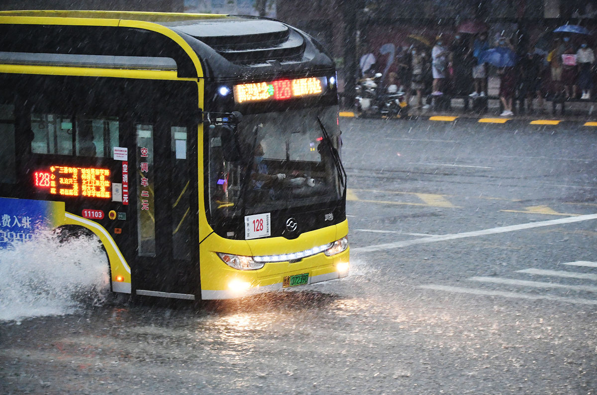 2020年7月22日,哈尔滨下午迎来阵雨,刚开始下的时候还有冰雹,阵雨下的