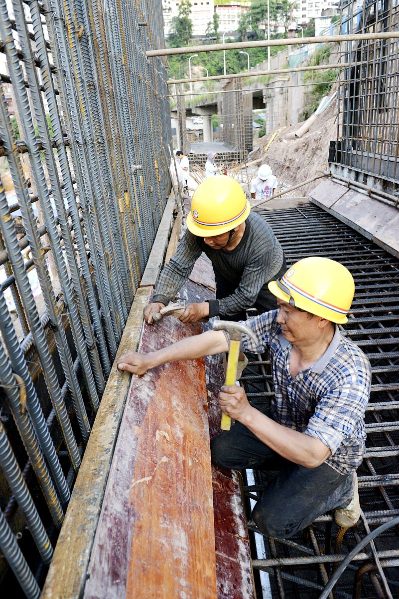 2020年6月24日,在四川巴中通江县壁州大道建设项目上,工人们正在加紧