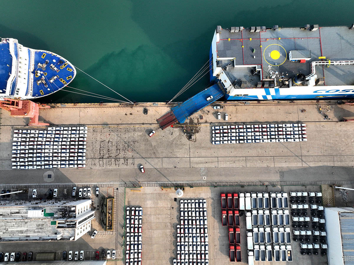 请修正a	The ship was moored on the starboard side and the shore cranes were engaged in unloading Considering the risk of cargo falling in addition to the cargo hold we also inspected the starboard deck