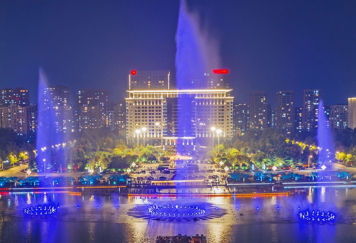 2020年10月20日,山东省胶州市三里河公园音乐灯光喷泉改造升级后进行