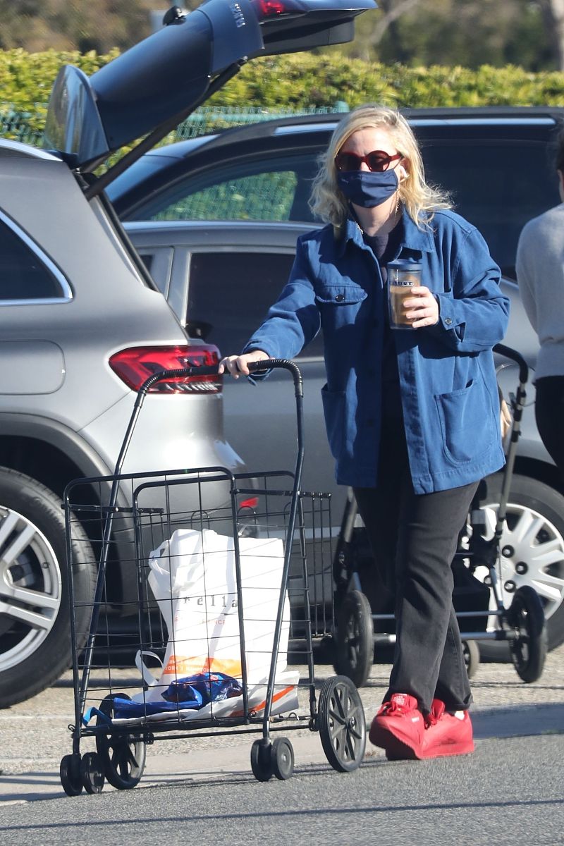 当地时间2022年1月9日,美国加州,艾米·波勒(amy poehler )外出购物.b
