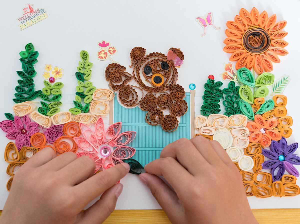 对于幼儿园手工活动来讲创造性是其特点之一。幼儿就相待染的素丝一样如果得到良好的、适合的启发那么他们就会为我们创造出绚丽多彩的织布幼儿园手工活动是能够很好地促进幼儿创造性发展的。幼儿通过使用工具以及加工材料来制造出他们想象当中的成品。而在这个过程当中幼儿的创造性会被很好地激发与锻炼。《幼儿园教育指导纲要试行》明确指出：艺术领域教育活动内容的选择应为儿童提供自我表现的机会。鼓励幼儿用不同的艺术形式大胆