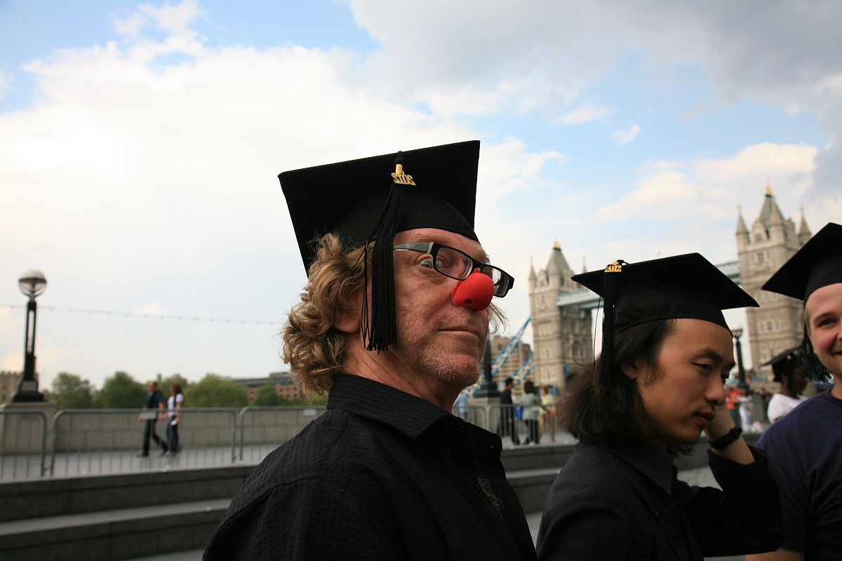 当地时间2012年5月30日,250名来自100多个国家的留学生在英国伦敦齐抛