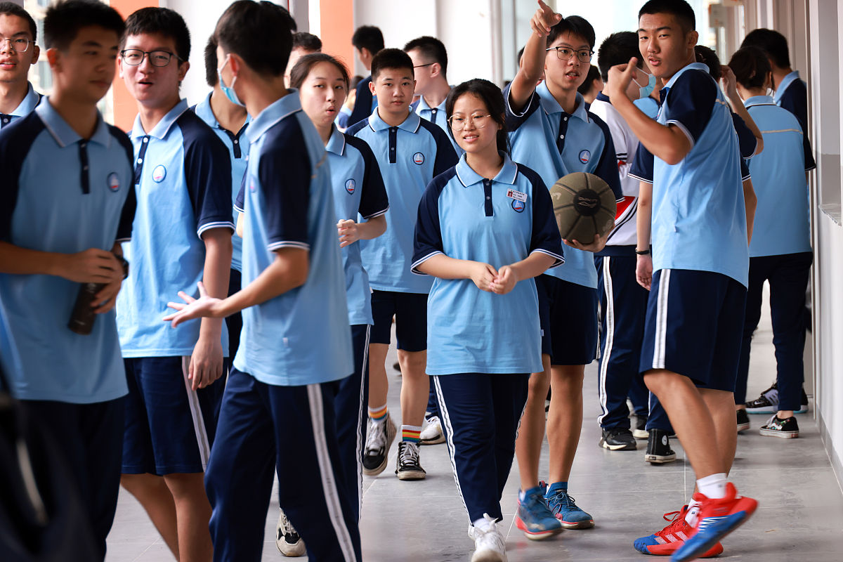 告别校服！学生收校服喜悦心情大爆发