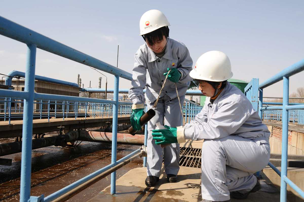 请写一篇专 业 技 术 职 称 申 报再生水厂工程建设项目 现场技术员的工作总结其中举例4个施工专业技术的例子