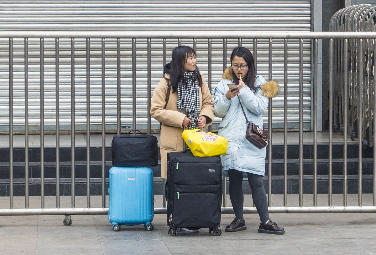 请用爱华仕箱包 春运 搞笑 三个词描写一个100字的小场景