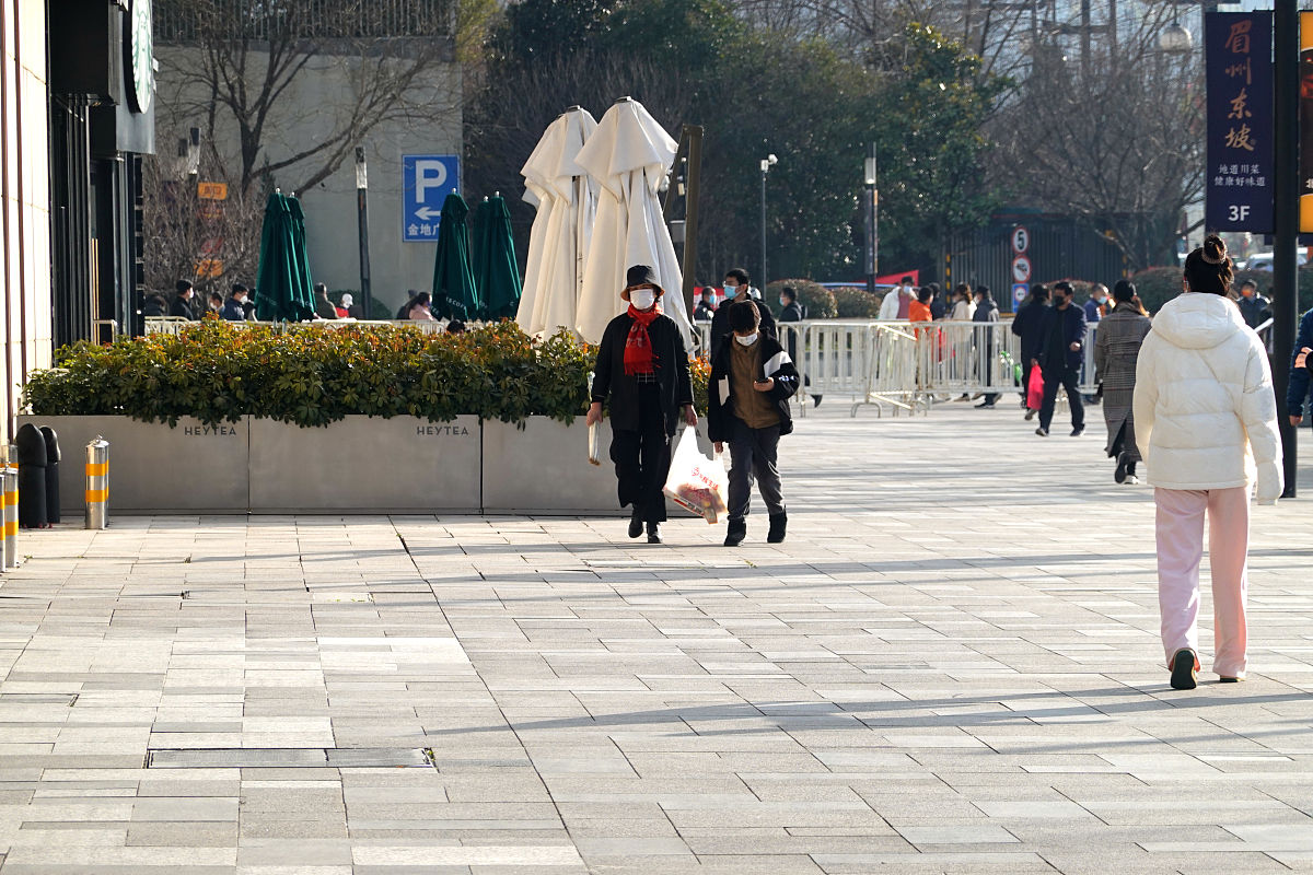2022年1月15日,西安市雁塔区曲江一小区市民采购后返回小区.