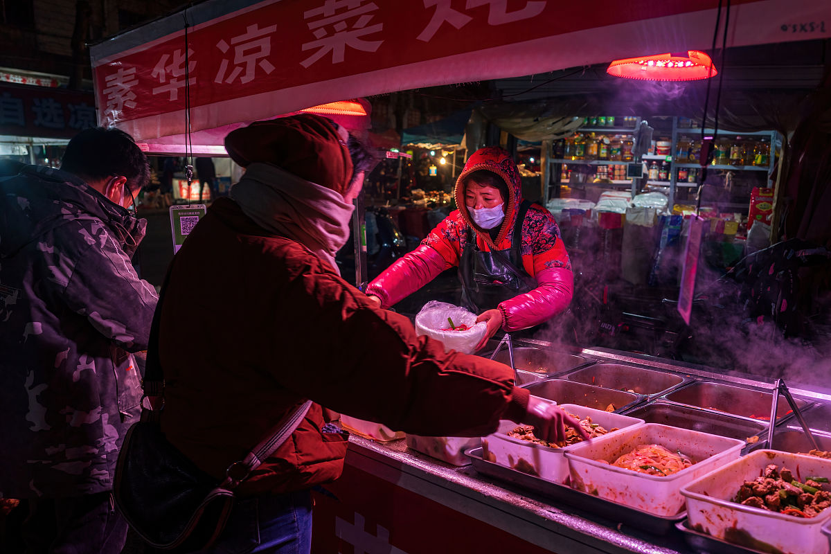 2022年1月27日傍晚时分,郑州的一家农贸市场,采购年货的市民络绎不绝.