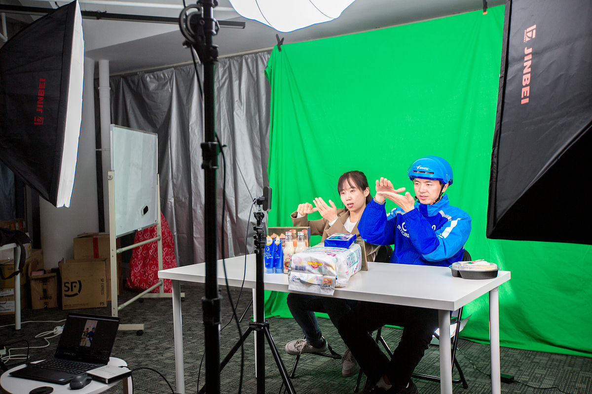 关于定制衣柜工厂老板们的招商加盟短视频文案 要求：原价3980的两天一夜线下课 现在只需要199就可以参与 前三秒突出老板们的痛点或者抛钩子 250字左右