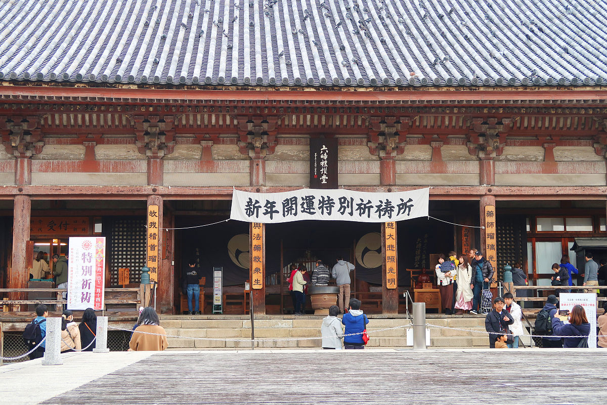 2020年01月05日,日本大阪,四天王寺.新年的时候,很多人前来祈福.