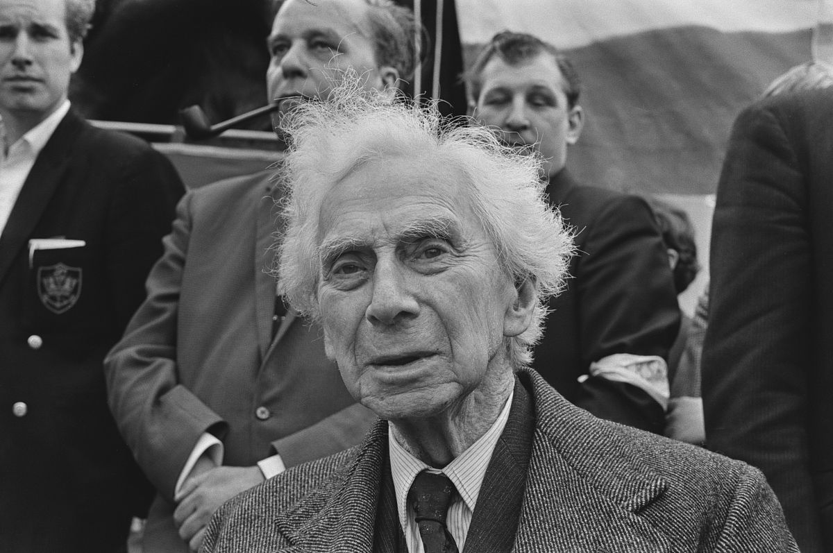 请改写以下句子让其更具逻辑性：《隋炀帝艳史》题中虽有艳但并不适合因艳字而简单地将其与情色相挂钩。