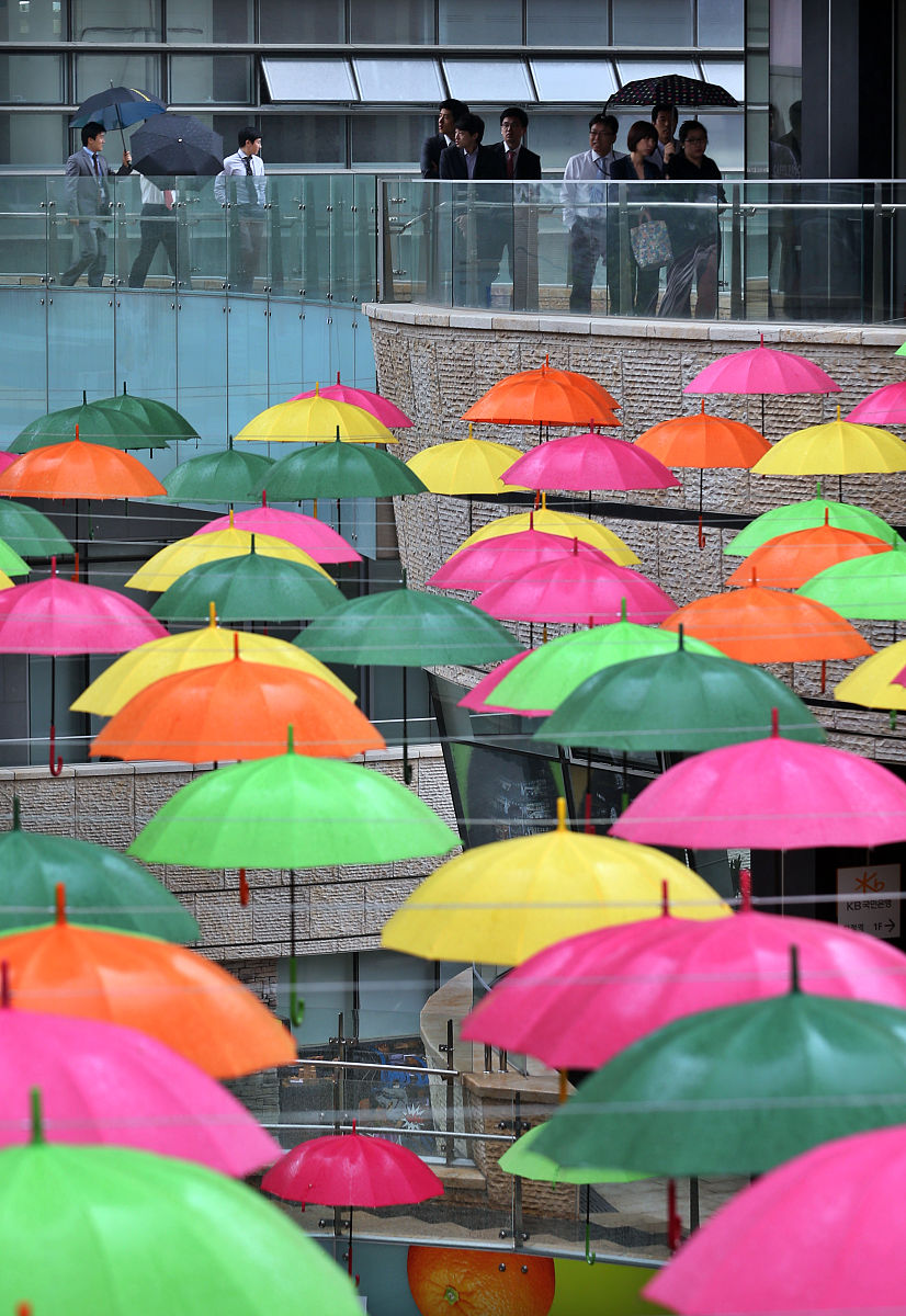 当地时间2013年5月27日,韩国首尔,雨天,街头挂满各种颜色的雨伞.