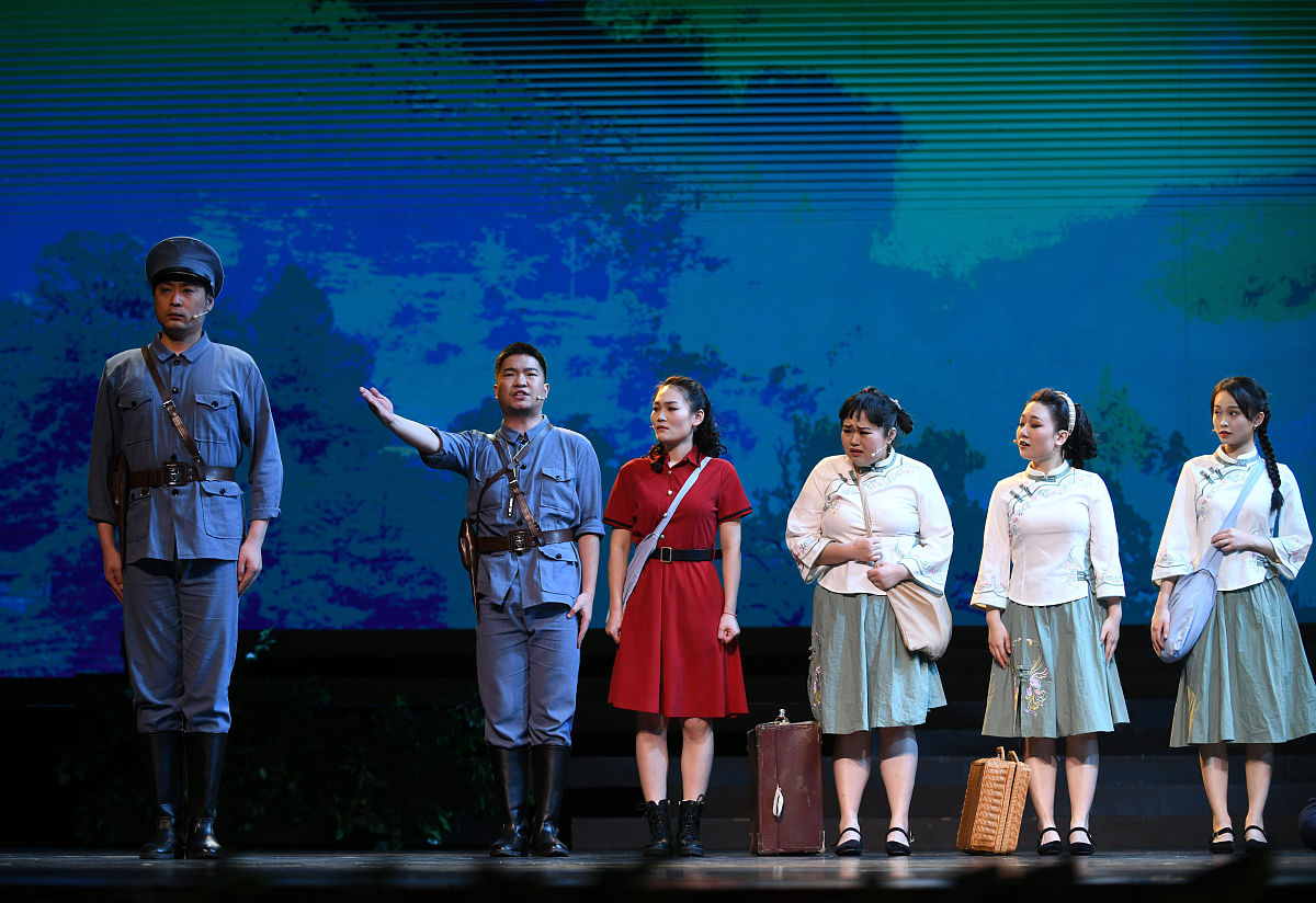 2021年12月1日晚,广州,舞台剧《执信女生》在广东艺术剧院首演.图为演