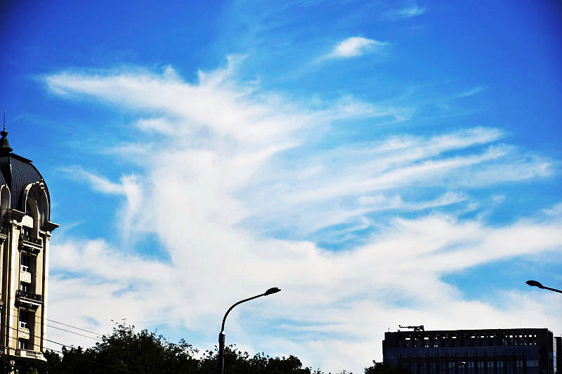 2015年8月4日,北京,今日下午在北京上空,湛蓝的天空白云飘飘,在一个小