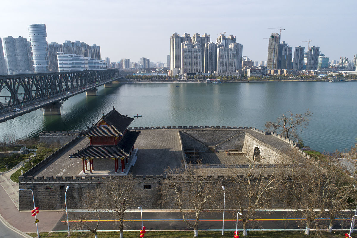 2021年3月3日,湖北省襄阳市,襄阳古城震华门城楼瓮城,城市风光.