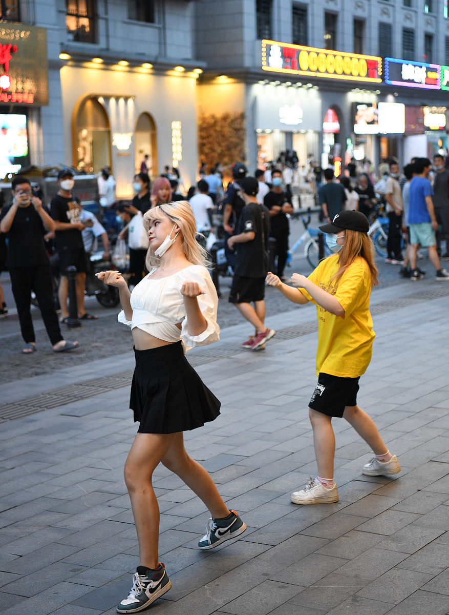 街头舞蹈：亚洲女性自信展现舞姿