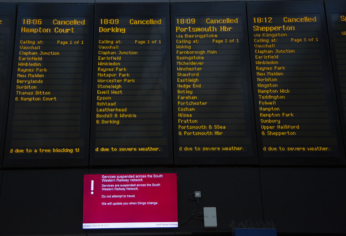 为什么自己用android studio做出来的游戏一卡一卡的很奇怪
