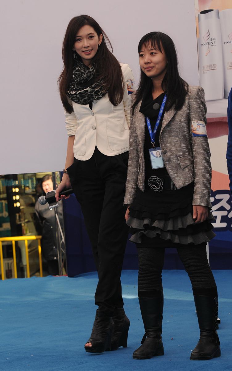 2011年1月15日,林志玲一早来到上海西郊百联购物中心露天广场,为代言