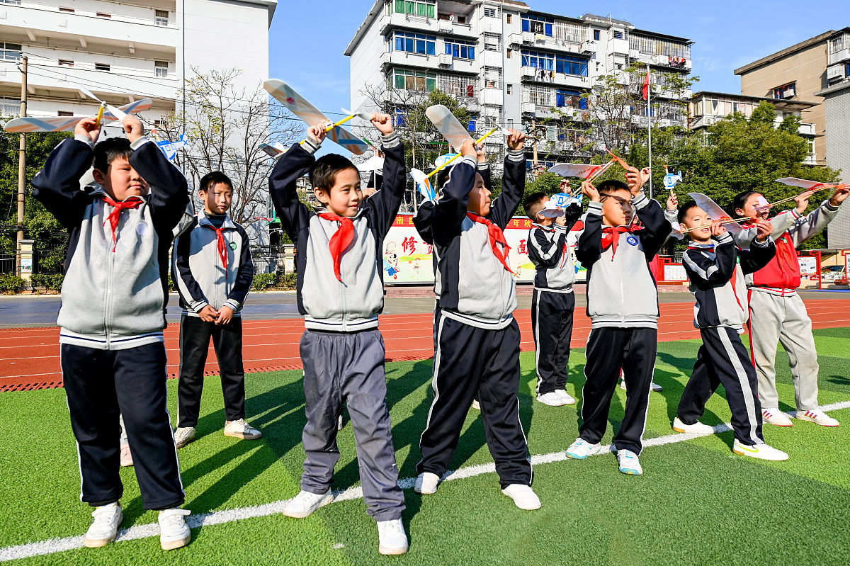 2021年12月3日,在南昌市书院小学操场上,同学们放飞自己制作的飞机冲