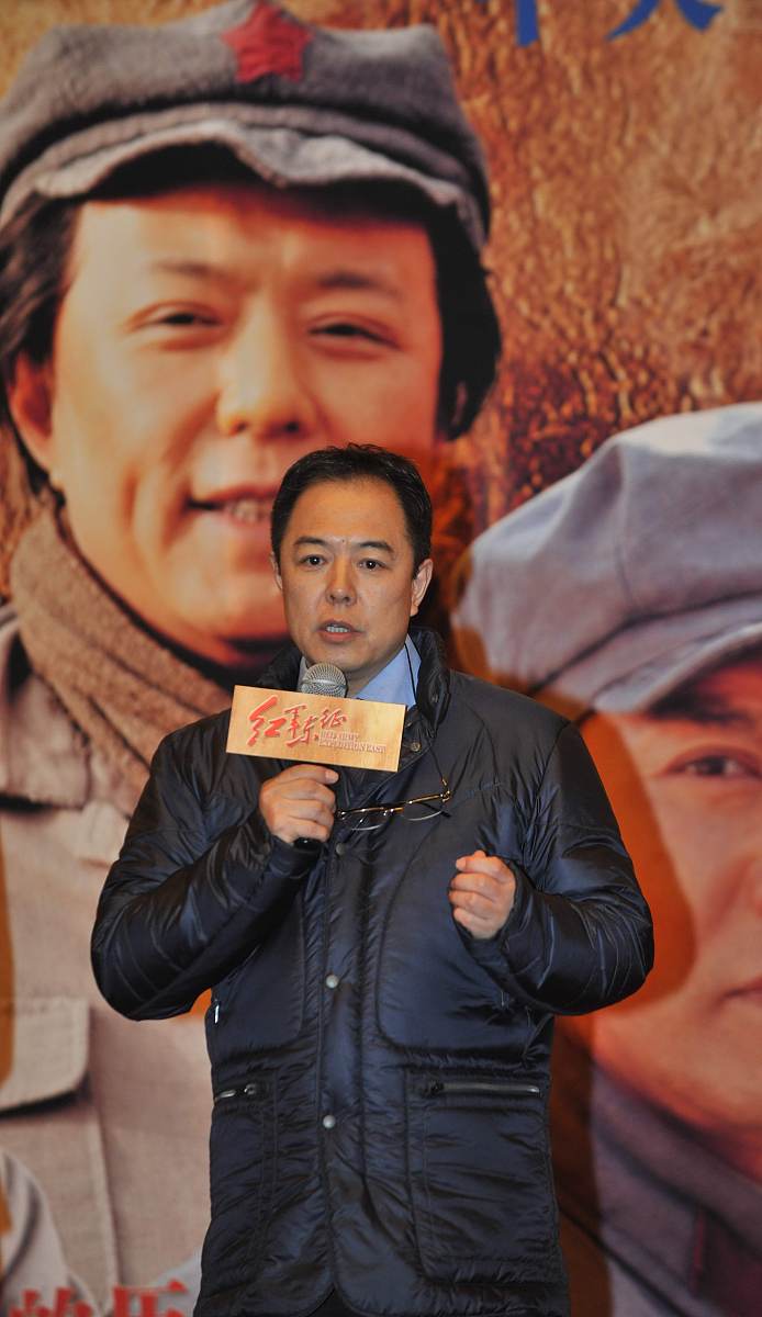 李连杰干妈李连杰的干妈是一位名叫陈舒云的女性她是李连杰的母亲李茜的朋友。在李连杰年幼时由于家庭经济困难他的父母不得不将他寄养在陈舒云家中。陈舒云对李连杰非常照顾给他提供了许多帮助和支持对于李连杰的成长和事业发展有着重要的影响。因此李连杰一直把陈舒云当做自己的干妈感激她的恩情。赵群学