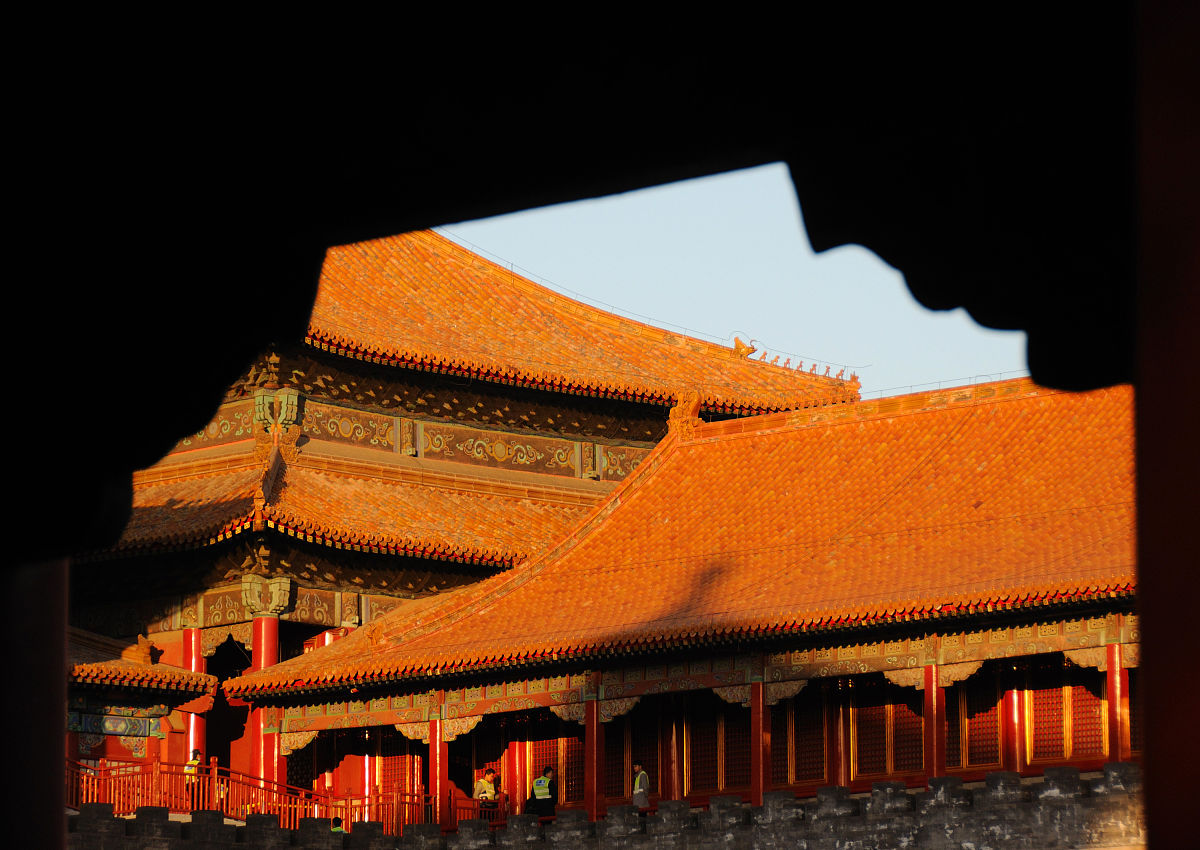   2016年12月01日,北京,在一股冷空气的作用下迎来短暂蓝天,碧空如洗,