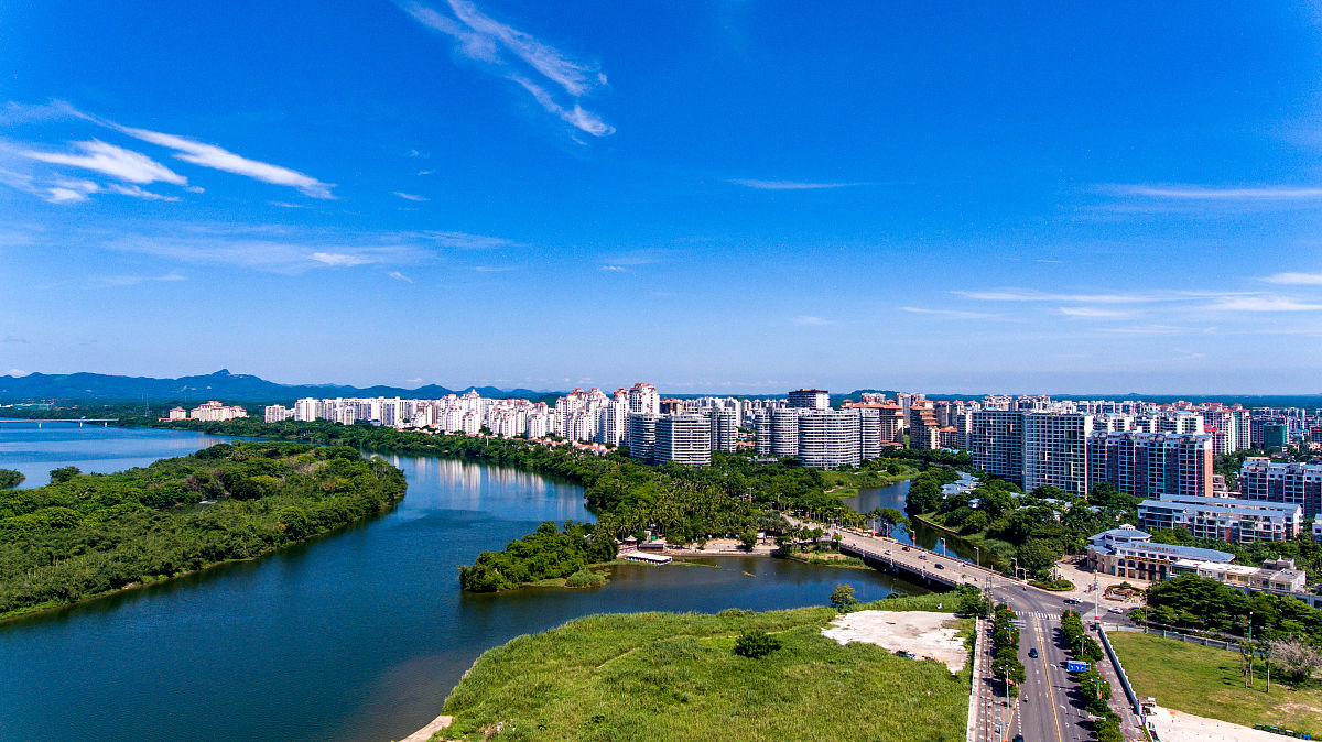 2021年8月22日,海南省琼海市万泉河畔丽日蓝天碧空如洗.