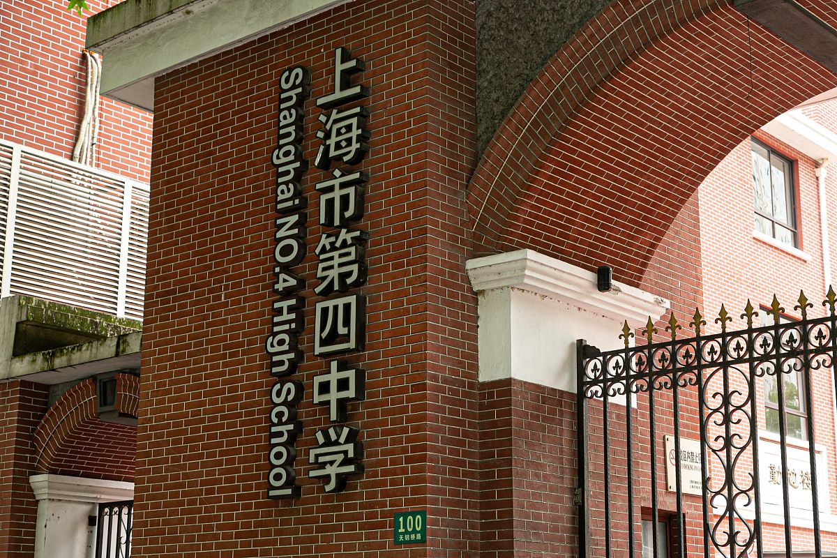 喀纳斯景区旅游功能分区 建议给出例如一心两翼一心四区等这样的分区归纳再分别简要阐述 5000字
