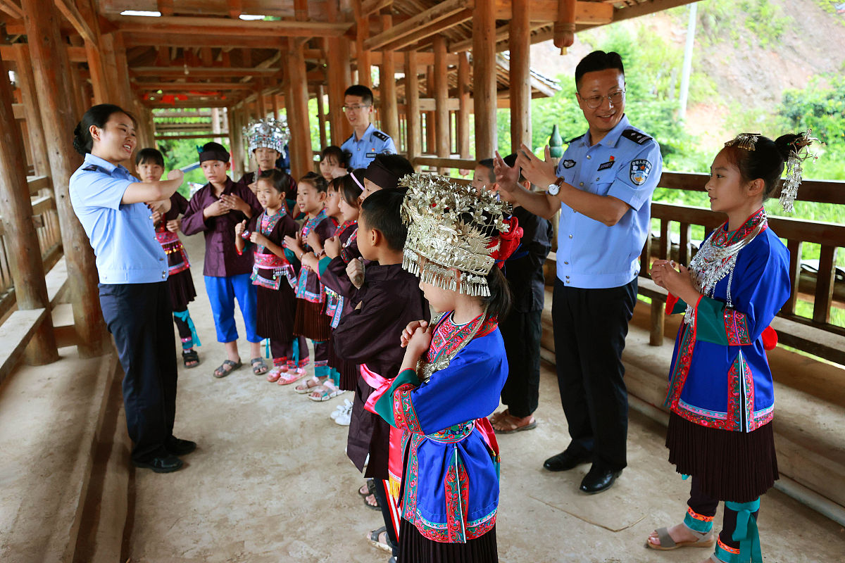 在舞蹈《听我说谢谢你》和诗歌朗诵两个节目间写一个主持人串词