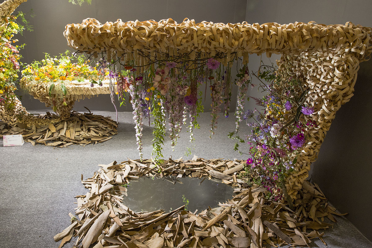 请帮我列举在水泥行业标题与内容不太相关的文章