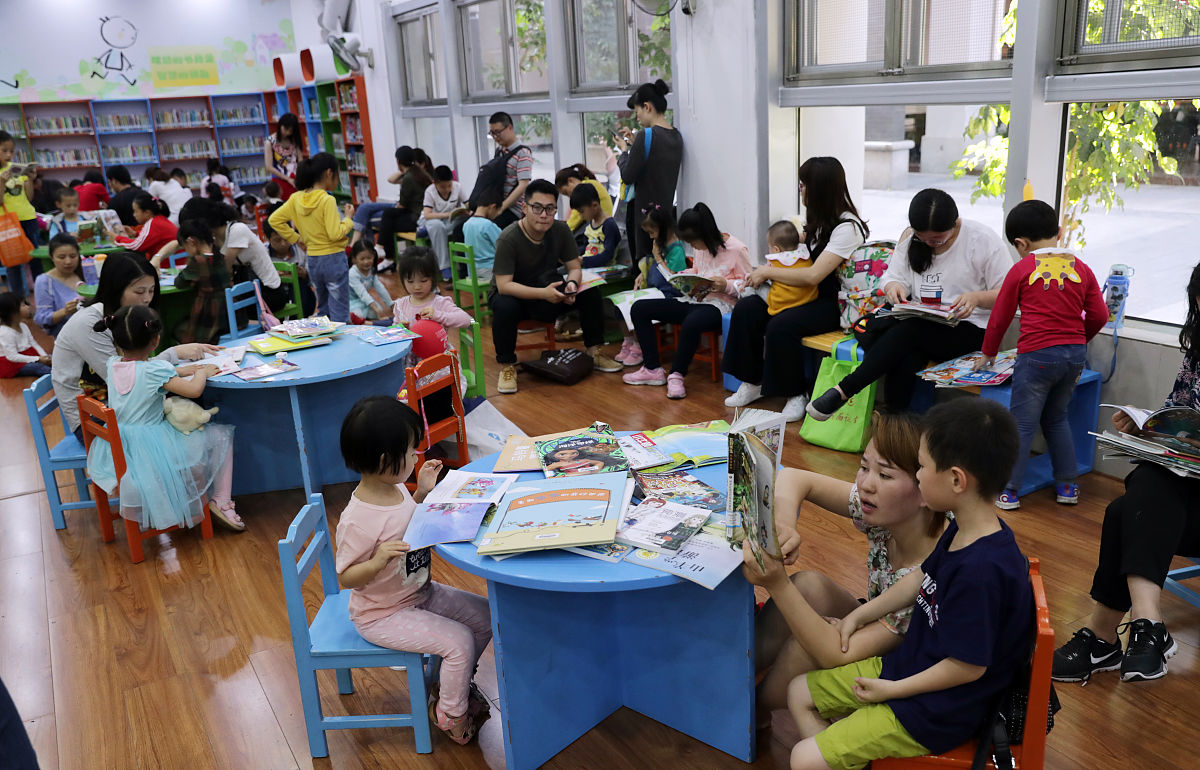 你现在身份是一名幼儿园老师现在要参加文章大赛参赛题目是《独具匠心创新育人路——幼儿园实践探索》请对其小节内容推广这些成果和经验的方法和途径进行概述注意内容的条理性、逻辑性和新颖性可以适当增加举例进行说明语言要生动、清新、活泼不要乱写其格式如下：22推广这些成果和经验的方法和途径