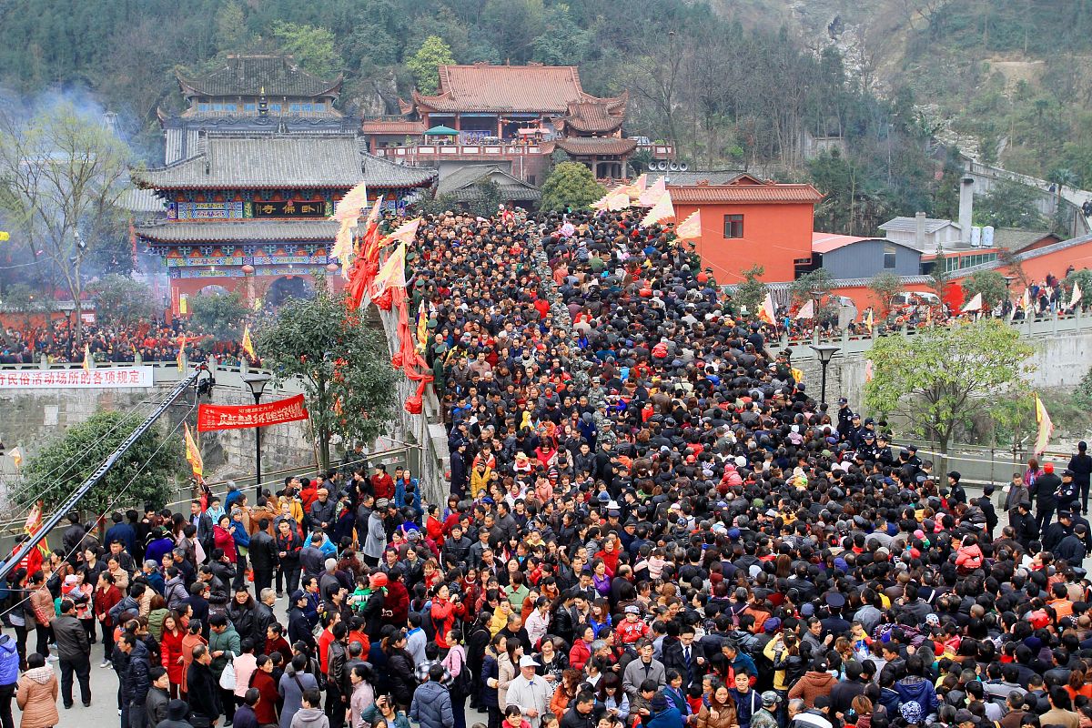 车头上放矿泉水有什么含义？民间习俗揭秘