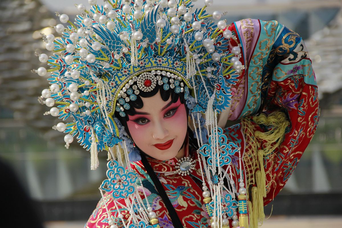 2019年5月9日,天津市一位京剧演员在文化中心的"水上月"地标表演《贵