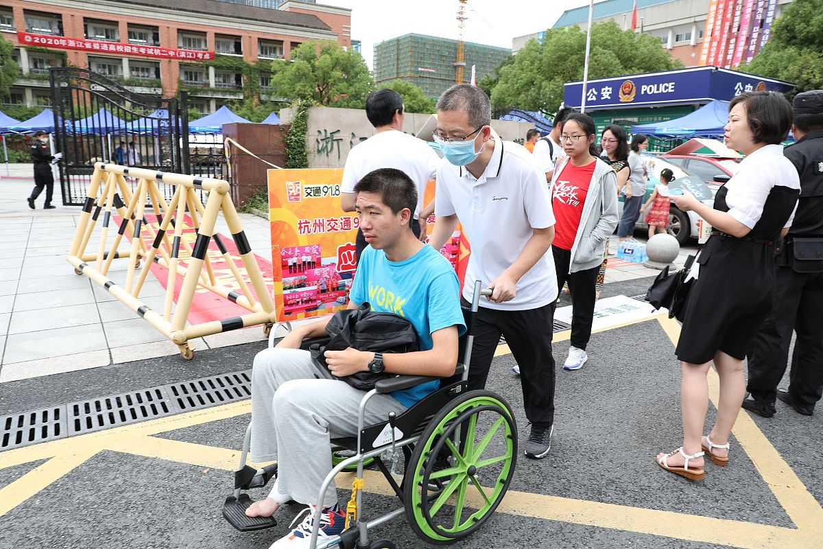 关注无障碍出行，共建残障友好社会：从盲道被占用说起