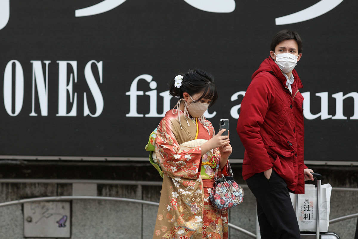 当地时间2021年1月11日,日本横滨,当地少女们盛装庆祝"成人日".日本迎