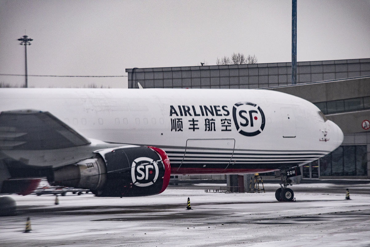 请以贯彻总体国家安全观坚决守住航空安全底线为主题写一篇3000-5000字的文章要求紧扣主题紧密结合民航工作实际将总体国家安全观的重大意义、核心要义、精神实质、丰富内涵和实践要求与行业安全发展相结合与顺丰航空和货运质量保障工作相结合深入阐述自己的理解和认识。