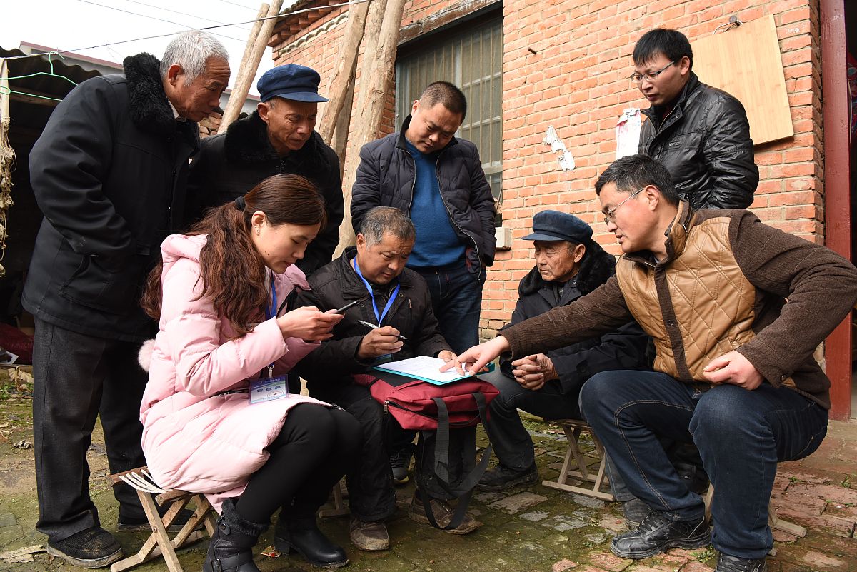 农村干部如何联系走访群众？